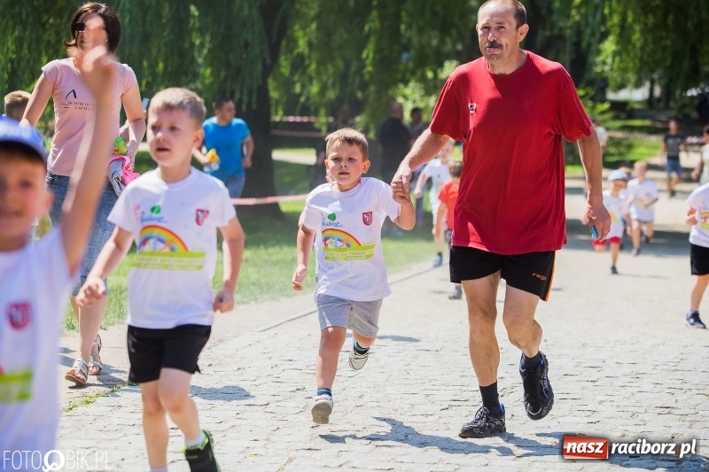Zdjęcie w galerii na portalu naszraciborz.pl: Upał im niestraszny. Setki młodych biegaczy na starcie Raciborskiego Biegu Profilaktycznego  wiadomości z regionu