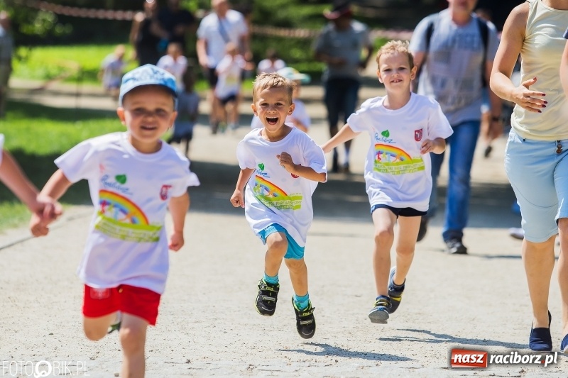 Zdjęcie w galerii na portalu naszraciborz.pl: Upał im niestraszny. Setki młodych biegaczy na starcie Raciborskiego Biegu Profilaktycznego  wiadomości z regionu
