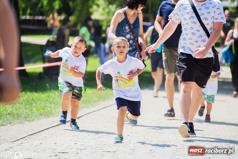 Zdjęcie w galerii na portalu naszraciborz.pl: Upał im niestraszny. Setki młodych biegaczy na starcie Raciborskiego Biegu Profilaktycznego  wiadomości z regionu
