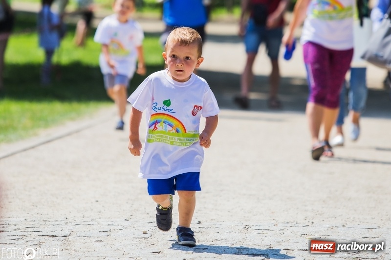 Zdjęcie w galerii na portalu naszraciborz.pl: Upał im niestraszny. Setki młodych biegaczy na starcie Raciborskiego Biegu Profilaktycznego  wiadomości z regionu