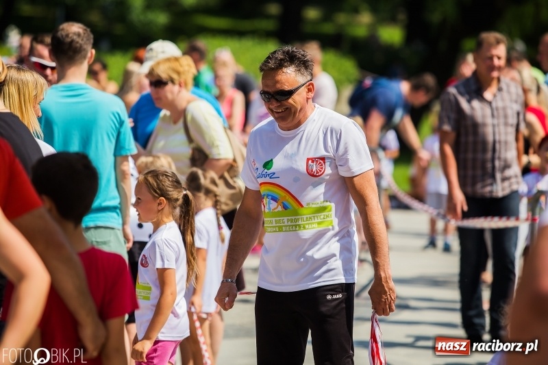 Zdjęcie w galerii na portalu naszraciborz.pl: Upał im niestraszny. Setki młodych biegaczy na starcie Raciborskiego Biegu Profilaktycznego  wiadomości z regionu