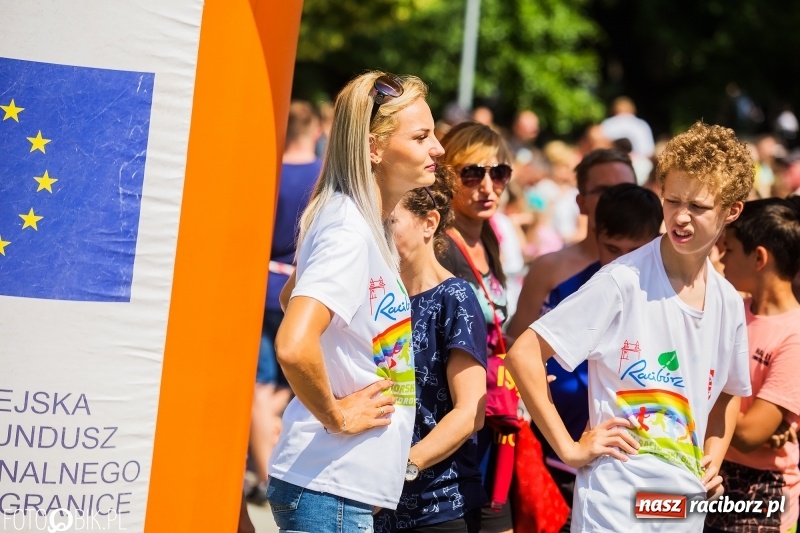 Zdjęcie w galerii na portalu naszraciborz.pl: Upał im niestraszny. Setki młodych biegaczy na starcie Raciborskiego Biegu Profilaktycznego  wiadomości z regionu