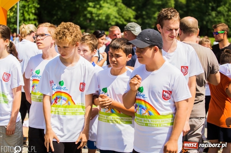 Zdjęcie w galerii na portalu naszraciborz.pl: Upał im niestraszny. Setki młodych biegaczy na starcie Raciborskiego Biegu Profilaktycznego  wiadomości z regionu