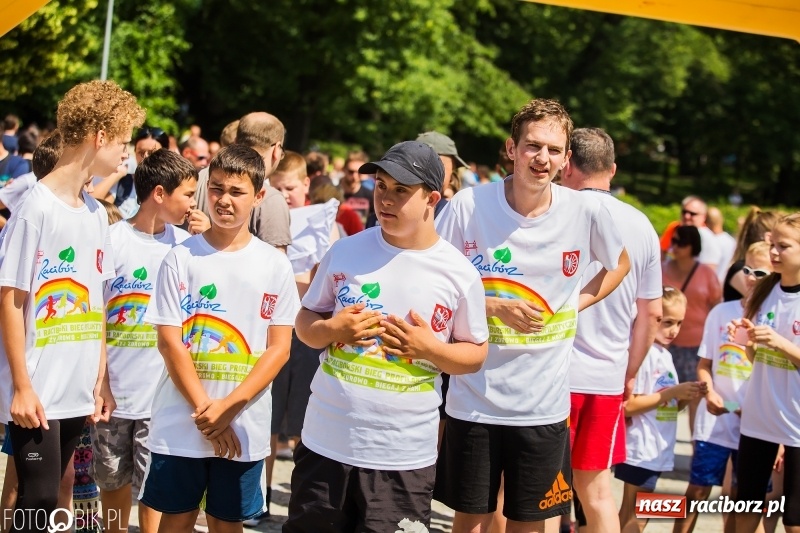 Zdjęcie w galerii na portalu naszraciborz.pl: Upał im niestraszny. Setki młodych biegaczy na starcie Raciborskiego Biegu Profilaktycznego  wiadomości z regionu