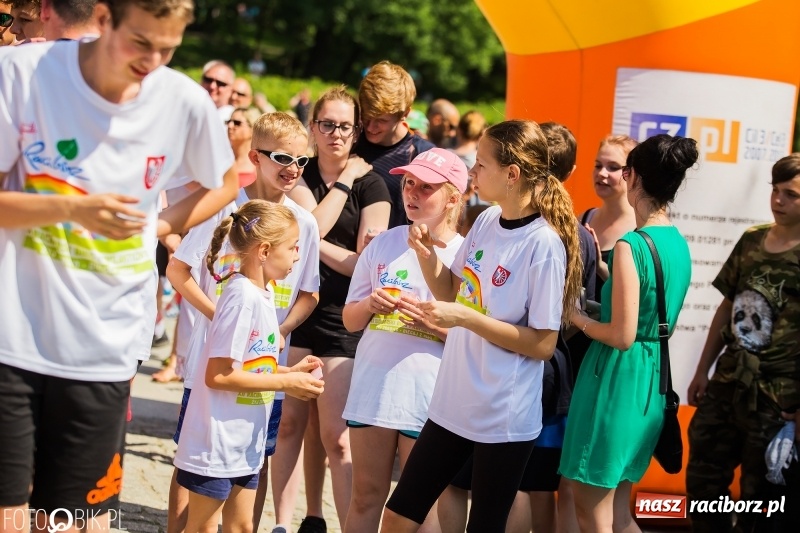Zdjęcie w galerii na portalu naszraciborz.pl: Upał im niestraszny. Setki młodych biegaczy na starcie Raciborskiego Biegu Profilaktycznego  wiadomości z regionu