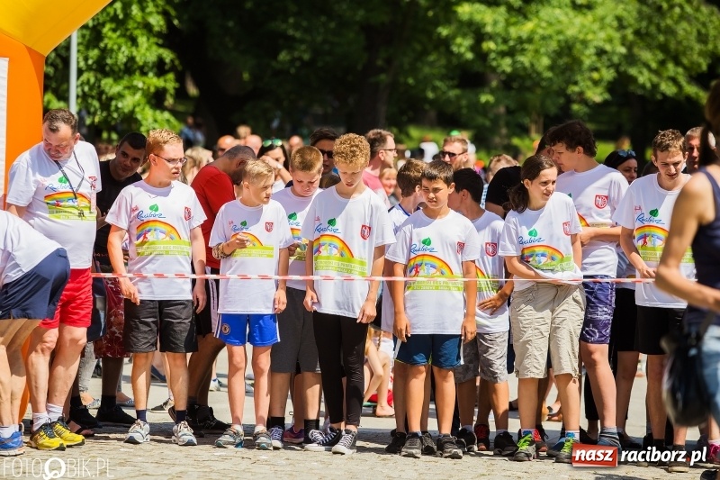 Zdjęcie w galerii na portalu naszraciborz.pl: Upał im niestraszny. Setki młodych biegaczy na starcie Raciborskiego Biegu Profilaktycznego  wiadomości z regionu