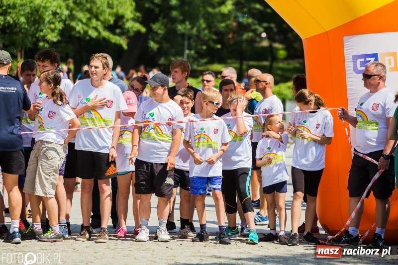 Zdjęcie w galerii na portalu naszraciborz.pl: Upał im niestraszny. Setki młodych biegaczy na starcie Raciborskiego Biegu Profilaktycznego  wiadomości z regionu