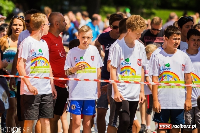 Zdjęcie w galerii na portalu naszraciborz.pl: Upał im niestraszny. Setki młodych biegaczy na starcie Raciborskiego Biegu Profilaktycznego  wiadomości z regionu