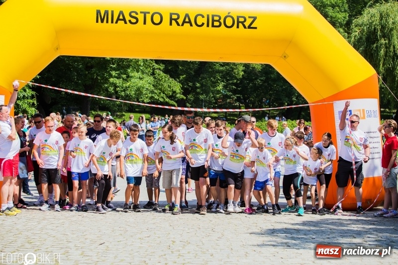 Zdjęcie w galerii na portalu naszraciborz.pl: Upał im niestraszny. Setki młodych biegaczy na starcie Raciborskiego Biegu Profilaktycznego  wiadomości z regionu