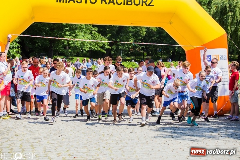 Zdjęcie w galerii na portalu naszraciborz.pl: Upał im niestraszny. Setki młodych biegaczy na starcie Raciborskiego Biegu Profilaktycznego  wiadomości z regionu