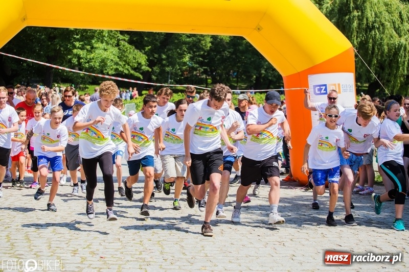 Zdjęcie w galerii na portalu naszraciborz.pl: Upał im niestraszny. Setki młodych biegaczy na starcie Raciborskiego Biegu Profilaktycznego  wiadomości z regionu