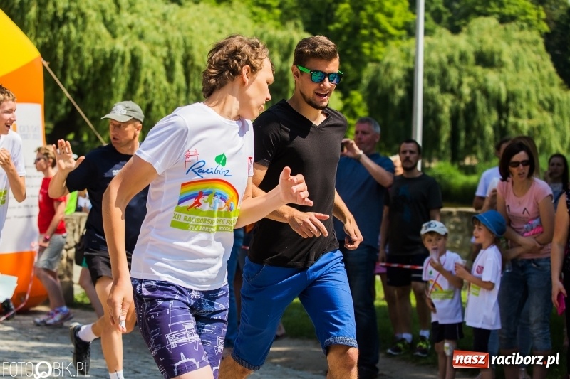 Zdjęcie w galerii na portalu naszraciborz.pl: Upał im niestraszny. Setki młodych biegaczy na starcie Raciborskiego Biegu Profilaktycznego  wiadomości z regionu