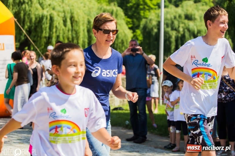 Zdjęcie w galerii na portalu naszraciborz.pl: Upał im niestraszny. Setki młodych biegaczy na starcie Raciborskiego Biegu Profilaktycznego  wiadomości z regionu