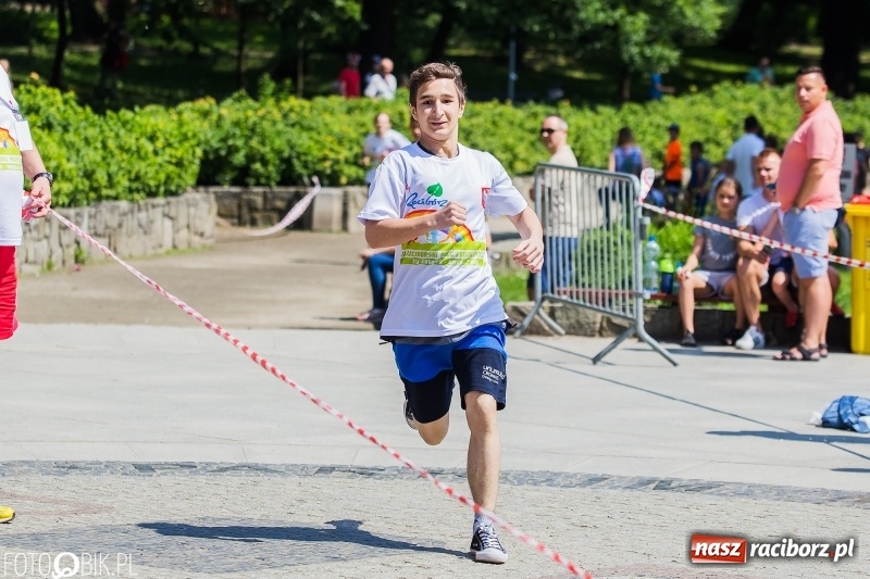 Zdjęcie w galerii na portalu naszraciborz.pl: Upał im niestraszny. Setki młodych biegaczy na starcie Raciborskiego Biegu Profilaktycznego  wiadomości z regionu