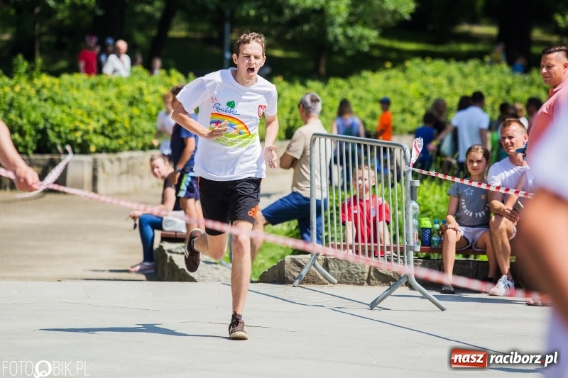 Zdjęcie w galerii na portalu naszraciborz.pl: Upał im niestraszny. Setki młodych biegaczy na starcie Raciborskiego Biegu Profilaktycznego  wiadomości z regionu