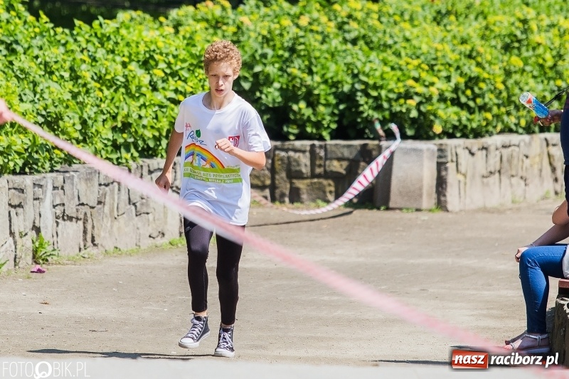 Zdjęcie w galerii na portalu naszraciborz.pl: Upał im niestraszny. Setki młodych biegaczy na starcie Raciborskiego Biegu Profilaktycznego  wiadomości z regionu