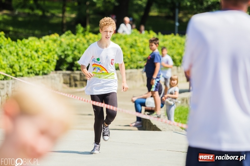 Zdjęcie w galerii na portalu naszraciborz.pl: Upał im niestraszny. Setki młodych biegaczy na starcie Raciborskiego Biegu Profilaktycznego  wiadomości z regionu