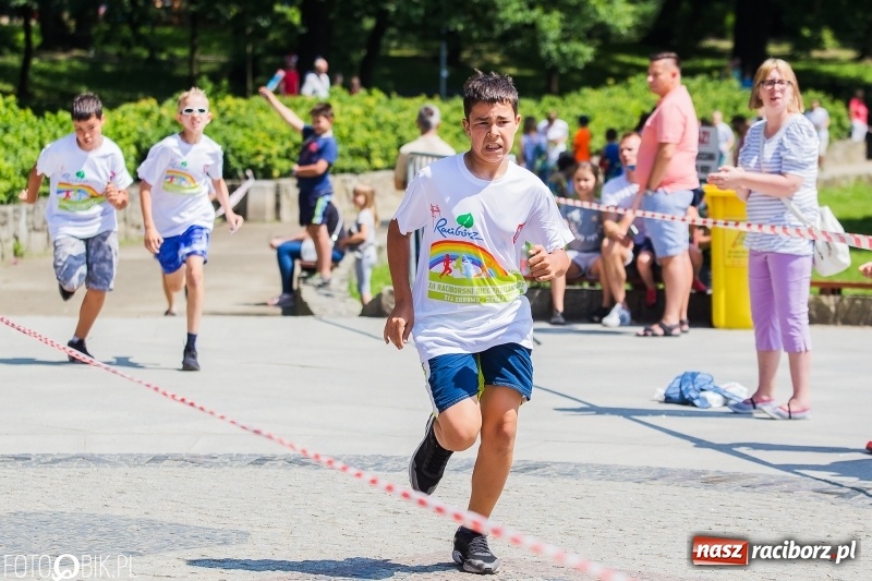 Zdjęcie w galerii na portalu naszraciborz.pl: Upał im niestraszny. Setki młodych biegaczy na starcie Raciborskiego Biegu Profilaktycznego  wiadomości z regionu