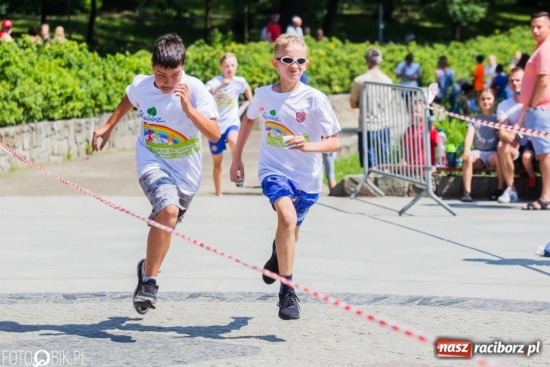 Zdjęcie w galerii na portalu naszraciborz.pl: Upał im niestraszny. Setki młodych biegaczy na starcie Raciborskiego Biegu Profilaktycznego  wiadomości z regionu