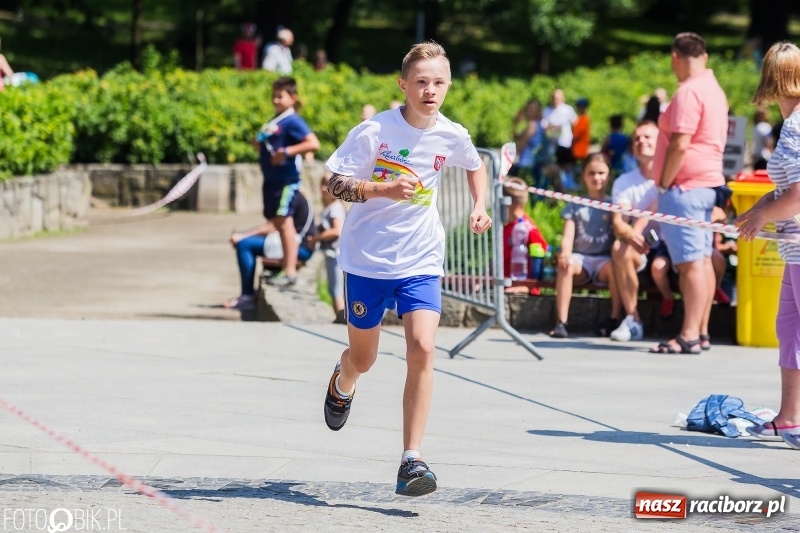 Zdjęcie w galerii na portalu naszraciborz.pl: Upał im niestraszny. Setki młodych biegaczy na starcie Raciborskiego Biegu Profilaktycznego  wiadomości z regionu