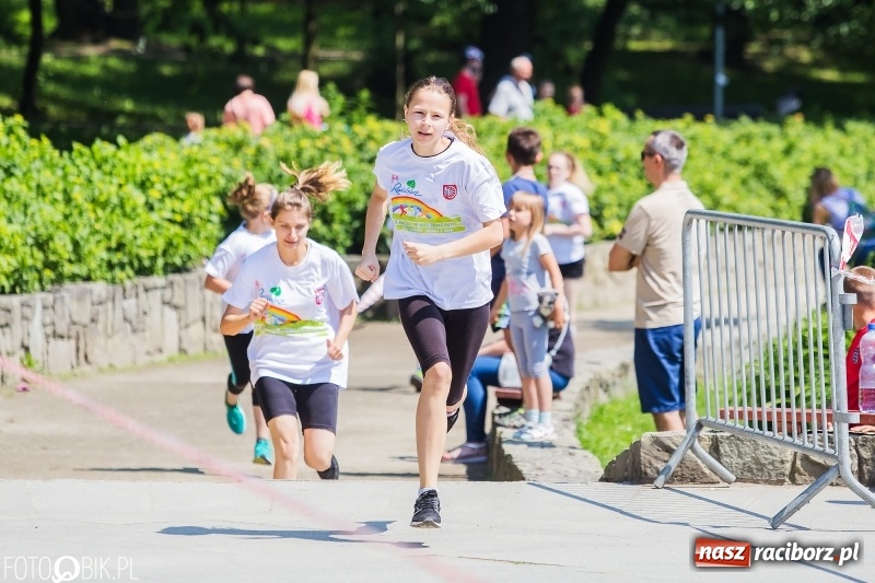 Zdjęcie w galerii na portalu naszraciborz.pl: Upał im niestraszny. Setki młodych biegaczy na starcie Raciborskiego Biegu Profilaktycznego  wiadomości z regionu