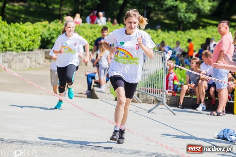 Zdjęcie w galerii na portalu naszraciborz.pl: Upał im niestraszny. Setki młodych biegaczy na starcie Raciborskiego Biegu Profilaktycznego  wiadomości z regionu