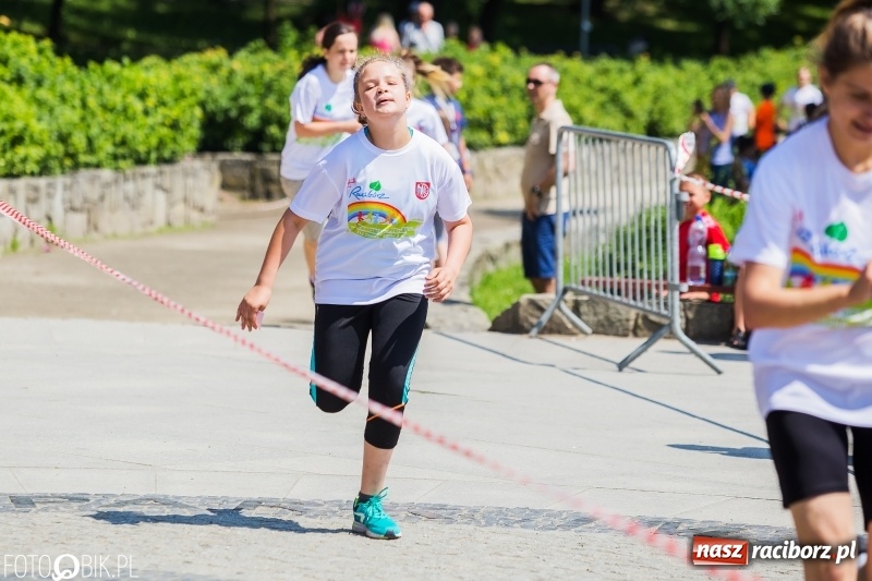 Zdjęcie w galerii na portalu naszraciborz.pl: Upał im niestraszny. Setki młodych biegaczy na starcie Raciborskiego Biegu Profilaktycznego  wiadomości z regionu