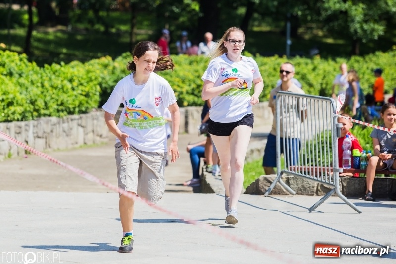 Zdjęcie w galerii na portalu naszraciborz.pl: Upał im niestraszny. Setki młodych biegaczy na starcie Raciborskiego Biegu Profilaktycznego  wiadomości z regionu