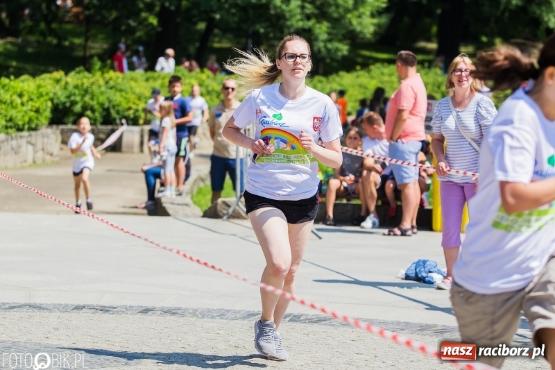 Zdjęcie w galerii na portalu naszraciborz.pl: Upał im niestraszny. Setki młodych biegaczy na starcie Raciborskiego Biegu Profilaktycznego  wiadomości z regionu
