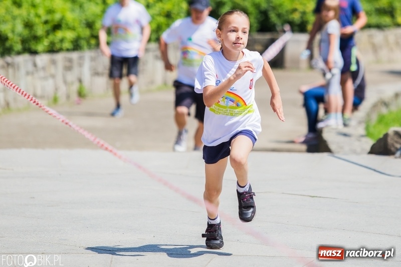 Zdjęcie w galerii na portalu naszraciborz.pl: Upał im niestraszny. Setki młodych biegaczy na starcie Raciborskiego Biegu Profilaktycznego  wiadomości z regionu