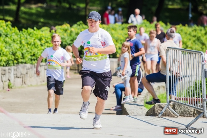 Zdjęcie w galerii na portalu naszraciborz.pl: Upał im niestraszny. Setki młodych biegaczy na starcie Raciborskiego Biegu Profilaktycznego  wiadomości z regionu