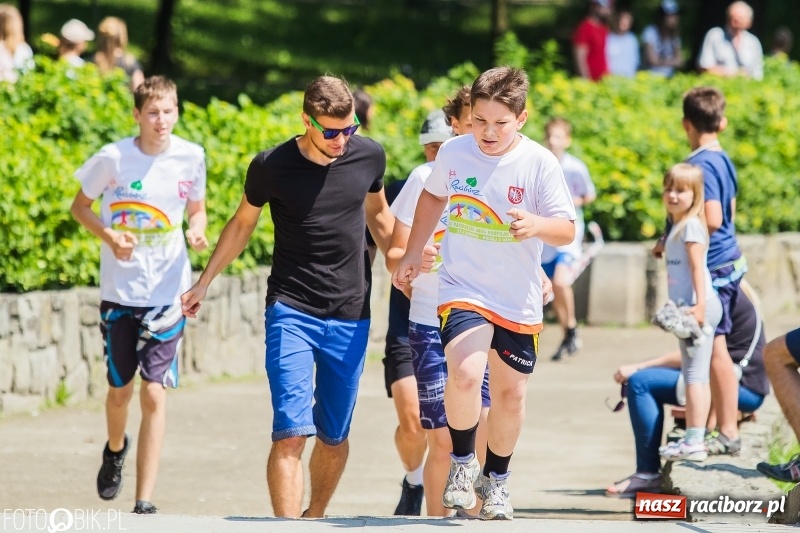 Zdjęcie w galerii na portalu naszraciborz.pl: Upał im niestraszny. Setki młodych biegaczy na starcie Raciborskiego Biegu Profilaktycznego  wiadomości z regionu