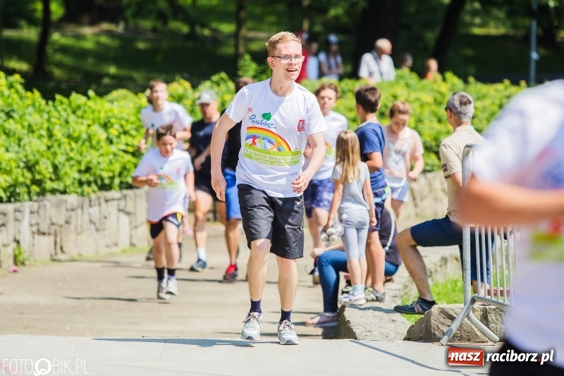 Zdjęcie w galerii na portalu naszraciborz.pl: Upał im niestraszny. Setki młodych biegaczy na starcie Raciborskiego Biegu Profilaktycznego  wiadomości z regionu