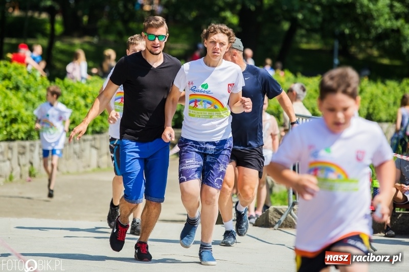 Zdjęcie w galerii na portalu naszraciborz.pl: Upał im niestraszny. Setki młodych biegaczy na starcie Raciborskiego Biegu Profilaktycznego  wiadomości z regionu