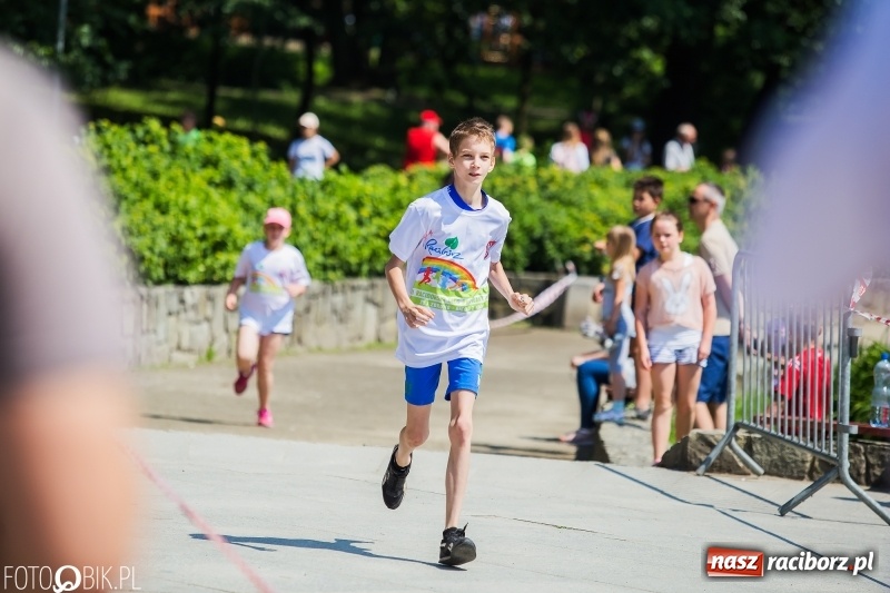 Zdjęcie w galerii na portalu naszraciborz.pl: Upał im niestraszny. Setki młodych biegaczy na starcie Raciborskiego Biegu Profilaktycznego  wiadomości z regionu