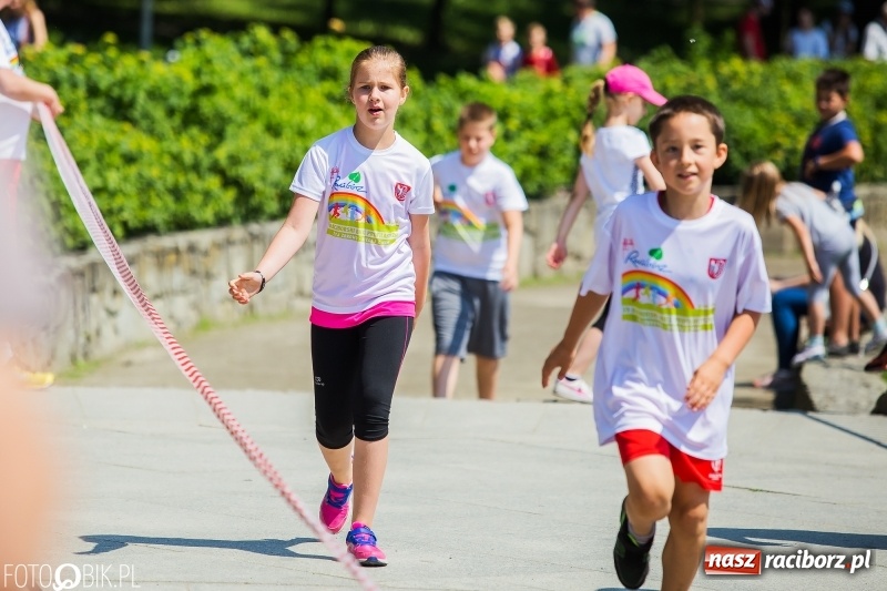 Zdjęcie w galerii na portalu naszraciborz.pl: Upał im niestraszny. Setki młodych biegaczy na starcie Raciborskiego Biegu Profilaktycznego  wiadomości z regionu