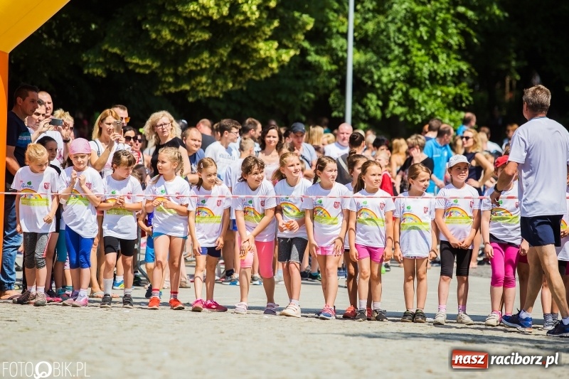 Zdjęcie w galerii na portalu naszraciborz.pl: Upał im niestraszny. Setki młodych biegaczy na starcie Raciborskiego Biegu Profilaktycznego  wiadomości z regionu