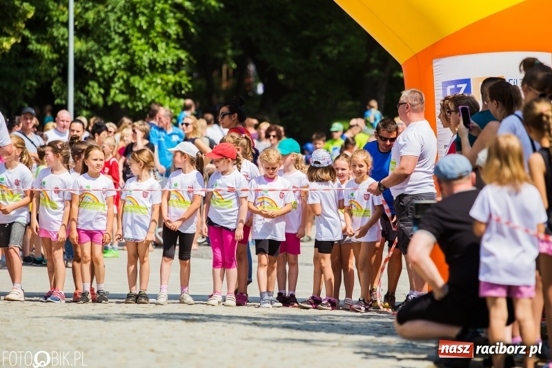 Zdjęcie w galerii na portalu naszraciborz.pl: Upał im niestraszny. Setki młodych biegaczy na starcie Raciborskiego Biegu Profilaktycznego  wiadomości z regionu