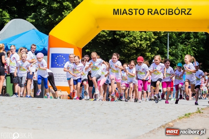 Zdjęcie w galerii na portalu naszraciborz.pl: Upał im niestraszny. Setki młodych biegaczy na starcie Raciborskiego Biegu Profilaktycznego  wiadomości z regionu