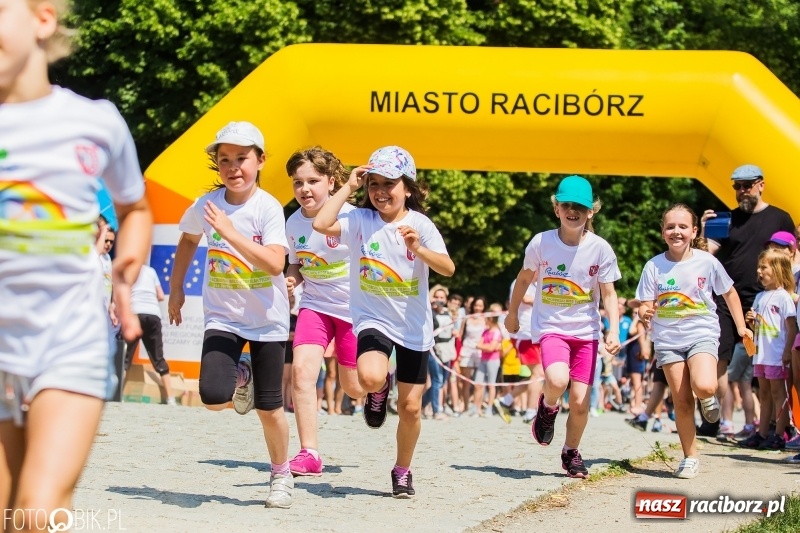 Zdjęcie w galerii na portalu naszraciborz.pl: Upał im niestraszny. Setki młodych biegaczy na starcie Raciborskiego Biegu Profilaktycznego  wiadomości z regionu