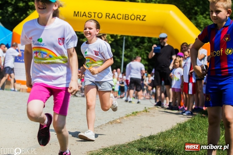 Zdjęcie w galerii na portalu naszraciborz.pl: Upał im niestraszny. Setki młodych biegaczy na starcie Raciborskiego Biegu Profilaktycznego  wiadomości z regionu