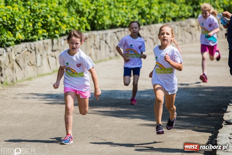 Zdjęcie w galerii na portalu naszraciborz.pl: Upał im niestraszny. Setki młodych biegaczy na starcie Raciborskiego Biegu Profilaktycznego  wiadomości z regionu