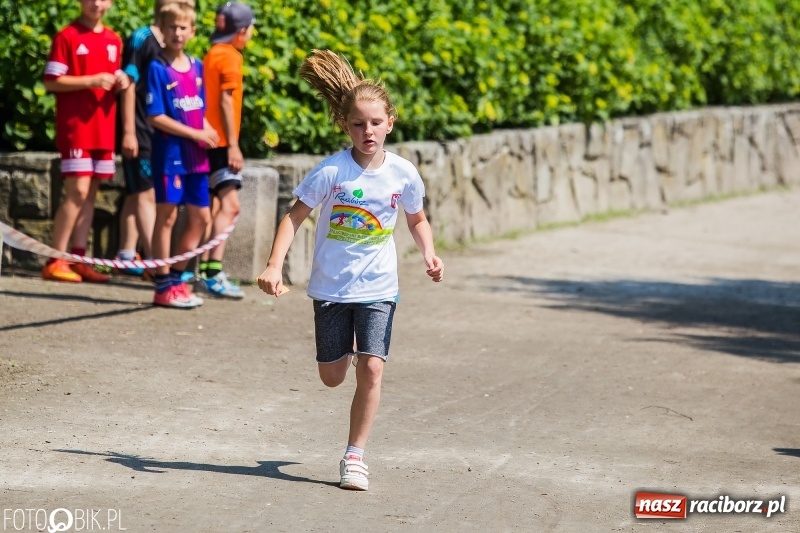 Zdjęcie w galerii na portalu naszraciborz.pl: Upał im niestraszny. Setki młodych biegaczy na starcie Raciborskiego Biegu Profilaktycznego  wiadomości z regionu