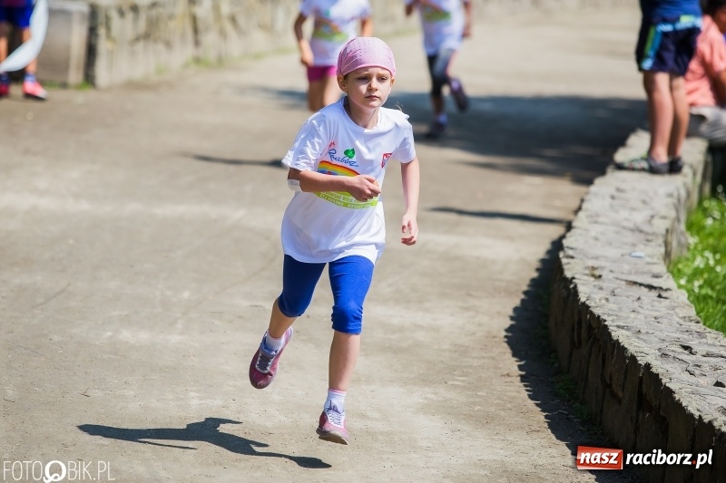 Zdjęcie w galerii na portalu naszraciborz.pl: Upał im niestraszny. Setki młodych biegaczy na starcie Raciborskiego Biegu Profilaktycznego  wiadomości z regionu