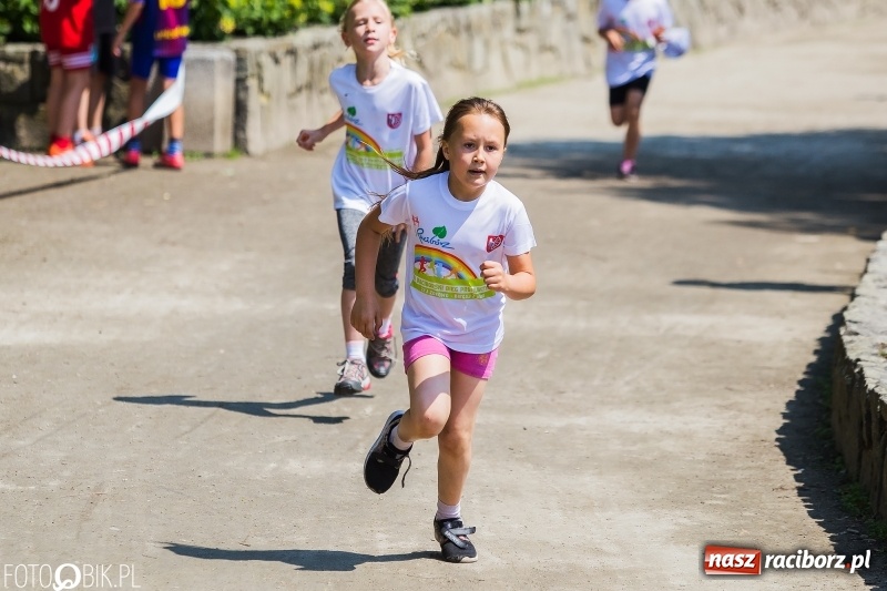 Zdjęcie w galerii na portalu naszraciborz.pl: Upał im niestraszny. Setki młodych biegaczy na starcie Raciborskiego Biegu Profilaktycznego  wiadomości z regionu
