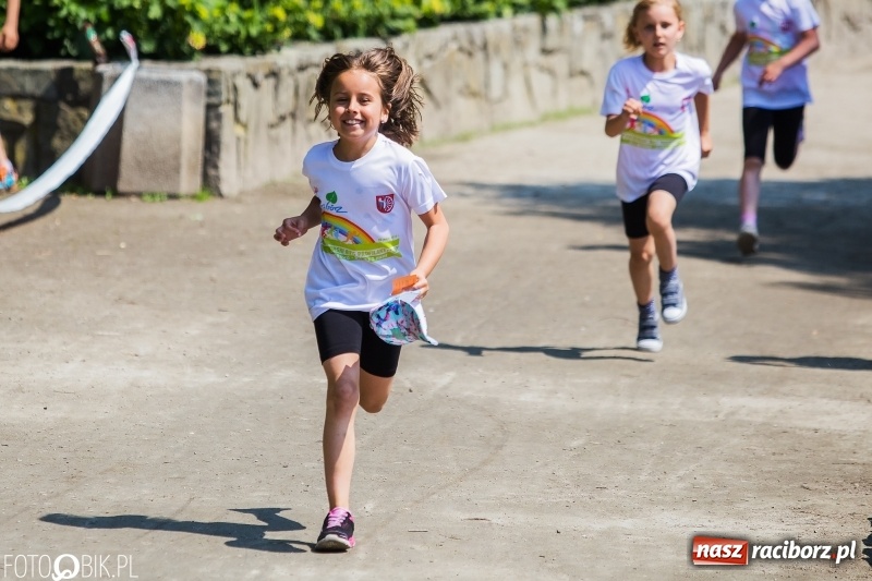 Zdjęcie w galerii na portalu naszraciborz.pl: Upał im niestraszny. Setki młodych biegaczy na starcie Raciborskiego Biegu Profilaktycznego  wiadomości z regionu