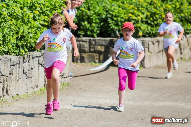 Zdjęcie w galerii na portalu naszraciborz.pl: Upał im niestraszny. Setki młodych biegaczy na starcie Raciborskiego Biegu Profilaktycznego  wiadomości z regionu