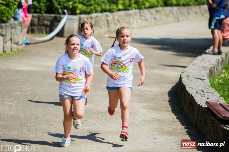 Zdjęcie w galerii na portalu naszraciborz.pl: Upał im niestraszny. Setki młodych biegaczy na starcie Raciborskiego Biegu Profilaktycznego  wiadomości z regionu