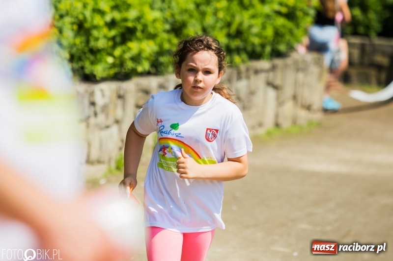 Zdjęcie w galerii na portalu naszraciborz.pl: Upał im niestraszny. Setki młodych biegaczy na starcie Raciborskiego Biegu Profilaktycznego  wiadomości z regionu