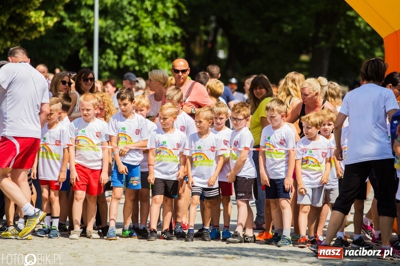 Zdjęcie w galerii na portalu naszraciborz.pl: Upał im niestraszny. Setki młodych biegaczy na starcie Raciborskiego Biegu Profilaktycznego  wiadomości z regionu